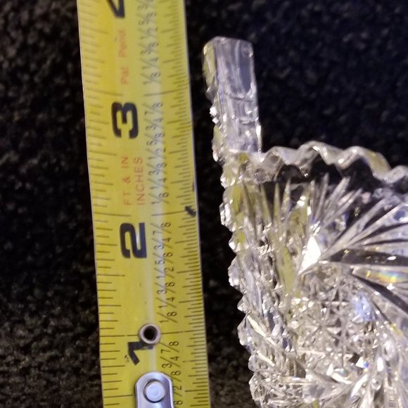 Crystal Dish very good condition. Heavy, clear, cut pinwheels & geometric shapes - Picture 5 of 7